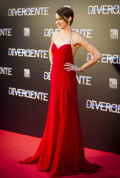 Shailene Woodley, Theo James - на премьере фильма 'Divergent' at Callao Cinema, Мадрид, 3 апреля 2014 (302xHQ) 02310tvQ
