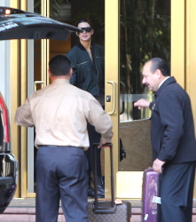 Kendall Jenner - Arriving at LAX airport, 2 января 2015 (55xHQ) 0IR6cLMW