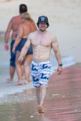Mark Wahlberg - and his family seen enjoying a holiday in Barbados (December 26, 2014) - 165xHQ 0alOEoV8