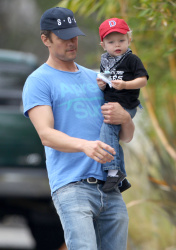 Josh Duhamel - Josh Duhamel - Out for breakfast with his son in Brentwood - April 24, 2015 - 34xHQ 147L1iLR