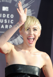 Miley Cyrus - 2014 MTV Video Music Awards in Los Angeles, August 24, 2014 - 350xHQ 15btZ8Ju