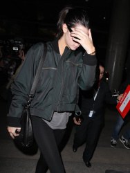 Kendall Jenner - Arriving at LAX airport, 2 января 2015 (55xHQ) 1FrPkZCi