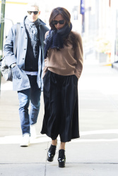 Victoria Beckham - Out and about in NYC - February 16, 2015 (13xHQ) 26R5fLI0