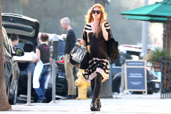 Isla Fisher - Out and about in Beverly Hills, 9 января 2015 (21xHQ) 2JYUescd