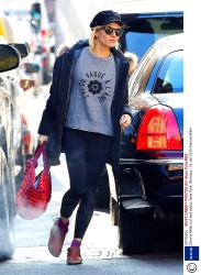 Sienna Miller - walking to a building in Midtown, New York, 15 января 2015 (39xHQ) 2dZSu3jg