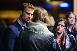 Theo James - на премьере фильма 'Divergent' at Sony Centre, Берлин, 1 апреля 2014 (129xHQ) 2r1BTjna