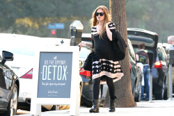 Isla Fisher - Out and about in Beverly Hills, 9 января 2015 (21xHQ) 3JISNd5R