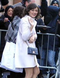 Marion Cotillard - shows off her toned legs while arriving at the Bowery Hotel in New York City, 6 января 2015 (26xHQ) 3S2NP2cl
