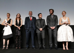 Liam Hemsworth, Jennifer Lawrence, Josh Hutcherson - 'The Hunger Games: Mockingjay - Part 1'Los Angeles Premiere at Nokia Theatre L.A. Live, Лос-Анджелес, 17 ноября 2014 (119xHQ) 3dIEPczK