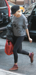 Sienna Miller - walking to a building in Midtown, New York, 15 января 2015 (39xHQ) 3l2BWwXj