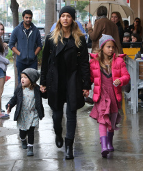 Jessica Alba - Shopping with her daughters in Los Angeles, 10 января 2015 (89xHQ) 4cMKcO8i