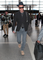 Jude Law - Arriving at LAX - April 24, 2015 - 23xHQ 4vbUvOdM