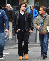 Mark Wahlberg - Mark Wahlberg - talking on his phone seen walking around New York City (December 14, 2014) - 19xHQ 5bg1ozJs