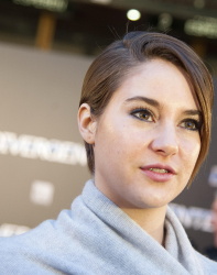 Shailene Woodley, Theo James - на премьере фильма 'Divergent' at Callao Cinema, Мадрид, 3 апреля 2014 (302xHQ) 6uC1CbAN