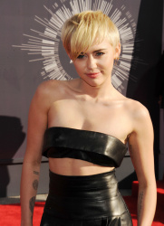 Miley Cyrus - 2014 MTV Video Music Awards in Los Angeles, August 24, 2014 - 350xHQ 7AXPBUGd