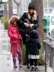 Jessica Alba - Shopping with her daughters in Los Angeles, 10 января 2015 (89xHQ) 7GgXLa2E