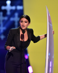 Selena Gomez - At the FOX's 2014 Teen Choice Awards, August 10, 2014 - 393xHQ 8C9nZOio