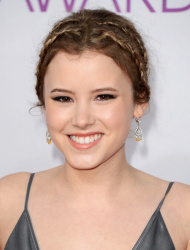 Taylor Spreitler arrives at the 39th Annual People's Choice Awards at Nokia Theatre L.A. Live on January 9, 2013 in Los Angeles, California - 24xHQ 8Oq6doN9