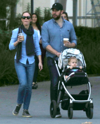 Emily Blunt - and husband John Krasinski take their daughter Hazel out for lunch and a stroll in Los Angeles, California with her baby girl Hazel on January 24, 2015 - 22xHQ 8hYQ9x0q