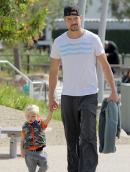 Josh Duhamel - Park with his son in Santa Monica (2015.05.26) - 25xHQ 9BqherM0