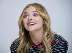 Chloe Moretz - Carrie press conference portraits by Magnus Sundholm (Hollywood, October 6, 2013) - 14xHQ 9Cti4KAw