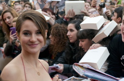 Theo James - Shailene Woodley, Theo James - на премьере фильма 'Divergent' at Callao Cinema, Мадрид, 3 апреля 2014 (302xHQ) 9PIUAjZU