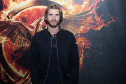 Liam Hemsworth - The Hunger Games: Mockingjay. Part 1 press conference portraits by Herve Tropea (London, November 10, 2014) - 10xHQ 9d5LSM57