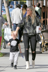 Hilary Duff - Out and about in Beverly Hills, 7 января 2015 (17xHQ) 9u68uZ2v