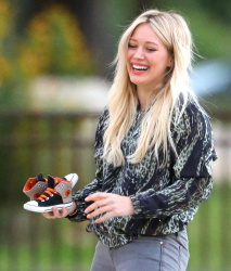 Hilary Duff - at Coldwater Canyon Park in Beverly Hills, 23 января 2015 (30xHQ) 9wW2VGbO