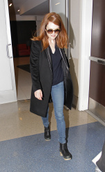 Julianne Moore - departs from Los Angeles International Airport, 16 января 2015 (19xHQ) AFNRE0o3