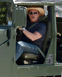 Arnold Schwarzenegger - seen out in Los Angeles - April 18, 2015 - 72xHQ AJN7V35q
