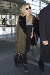 Kate Hudson - at JFK airport in NYC - February 19, 2015 (16xHQ) BuXHo754