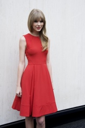 Taylor Swift - Dr. Zeuss' The Lorax press conference portraits by Vera Anderson (Hollywood, February 7, 2012) - 20xHQ BwBnoE4z