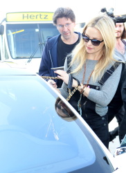 Kate Hudson - at LAX airport in LA - February 19, 2015 (24xHQ) CSMuaQf6