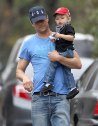 Josh Duhamel - Josh Duhamel - Out for breakfast with his son in Brentwood - April 24, 2015 - 34xHQ CzVGBzQX