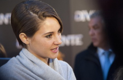 Shailene Woodley, Theo James - на премьере фильма 'Divergent' at Callao Cinema, Мадрид, 3 апреля 2014 (302xHQ) DZLjhTgA