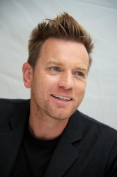 Ewan McGregor - 'The Impossible' Press Conference Portraits by Vera Anderson - September 8, 2012 - 6xHQ DvN5GIOZ