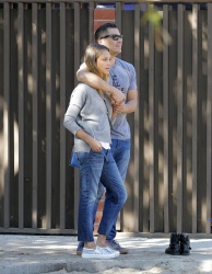 Jessica Alba - Jessica and her family spent a day in Coldwater Park in Los Angeles (2015.02.08.) (196xHQ) E9khplOs