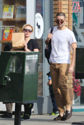Scarlett Johansson - Out and about in Venice, CA - February 1, 2015 - 33xHQ EM0t8gaG