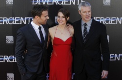 Shailene Woodley, Theo James - на премьере фильма 'Divergent' at Callao Cinema, Мадрид, 3 апреля 2014 (302xHQ) EQyqgQuJ