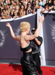 Miley Cyrus - 2014 MTV Video Music Awards in Los Angeles, August 24, 2014 - 350xHQ EZPvU917