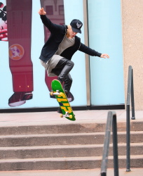 Justin Bieber - Skating in New York City (2014.12.28) - 41xHQ F3KDgvCi