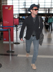 Jude Law - Jude Law - Arriving at LAX - April 24, 2015 - 23xHQ GFLPvBFI