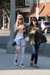 Amanda Bynes - spotted in West Hollywood looking healthy, 31 января 2015 (14xHQ) GQ8Sdgir