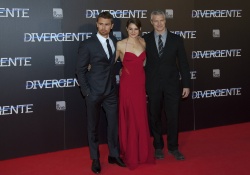 Shailene Woodley, Theo James - на премьере фильма 'Divergent' at Callao Cinema, Мадрид, 3 апреля 2014 (302xHQ) GojfYZ1U