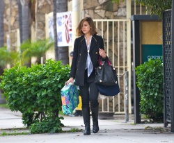 Jessica Alba - Christmas shopping with her mother in Los Angeles, 23 декабря 2010 (27xHQ) H2gIzwg2