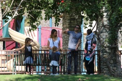 Jessica Alba - Jessica and her family spent a day in Coldwater Park in Los Angeles (2015.02.08.) (196xHQ) H3FzRIO9