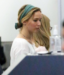 Jennifer Lawrence - arriving at LAX airport in Los Angeles, 5 января 2015 (13xHQ) HRKnHUI5