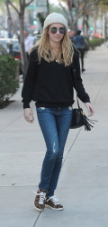 Emma Roberts - Out and about in Beverly Hills, 12 января 2015 (23xHQ) HgFzvGXz