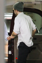 Robert Pattinson - Robert Pattinson - enjoys a solo lunch at BOA Steakhouse in Los Angeles - March 20, 2015 - 4xHQ HjVUuRwz